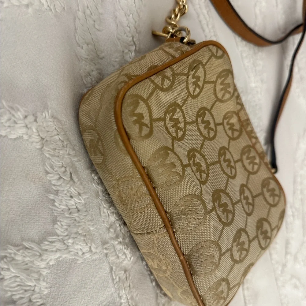Michael Kors Tan Gold Crossbody Bag with Luxurious Appeal
